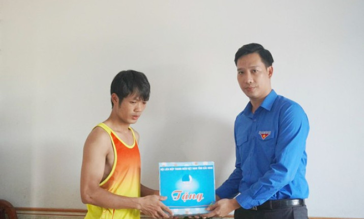 Tặng bằng khen cho shipper cứu 9 người vụ cháy chung cư mini ở Hà Nội