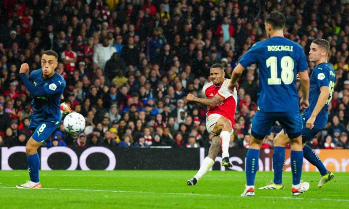 Arsenal thắng đậm ngày trở lại Champions League