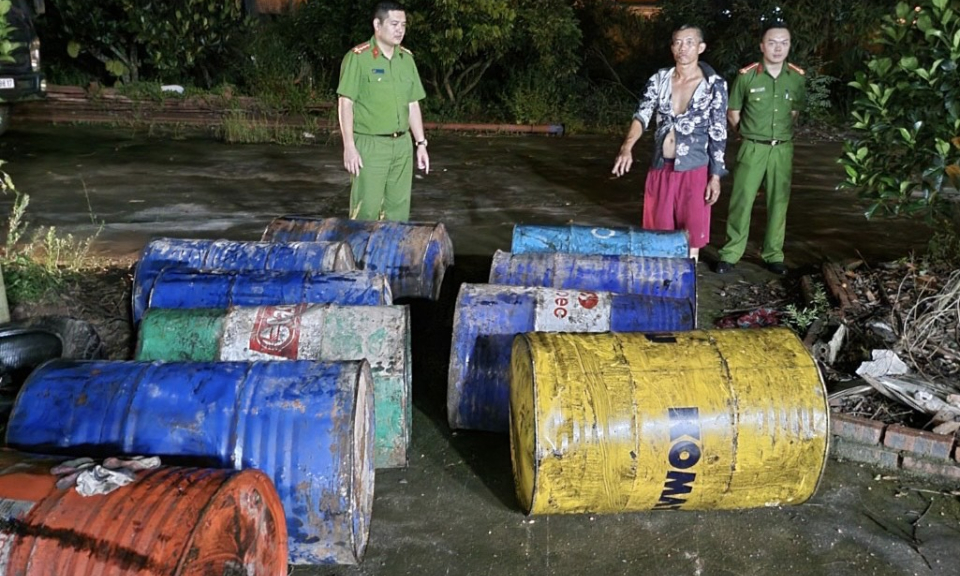 Công an xã Đồng Rui kiểm tra, phát hiện gần 2000 lít chất lỏng không rõ nguồn gốc