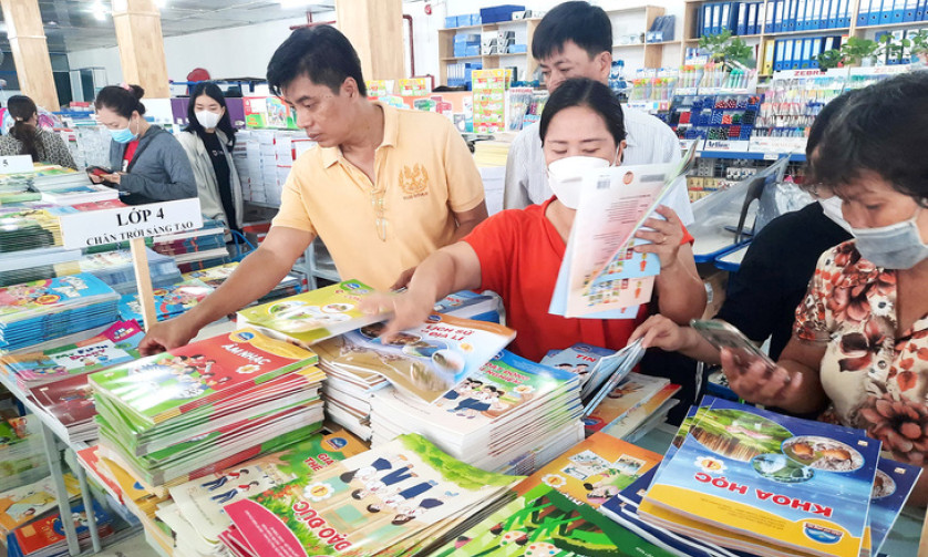 Đề nghị xem xét trách nhiệm việc Bộ Giáo dục và Đào tạo không biên soạn một bộ sách giáo khoa
