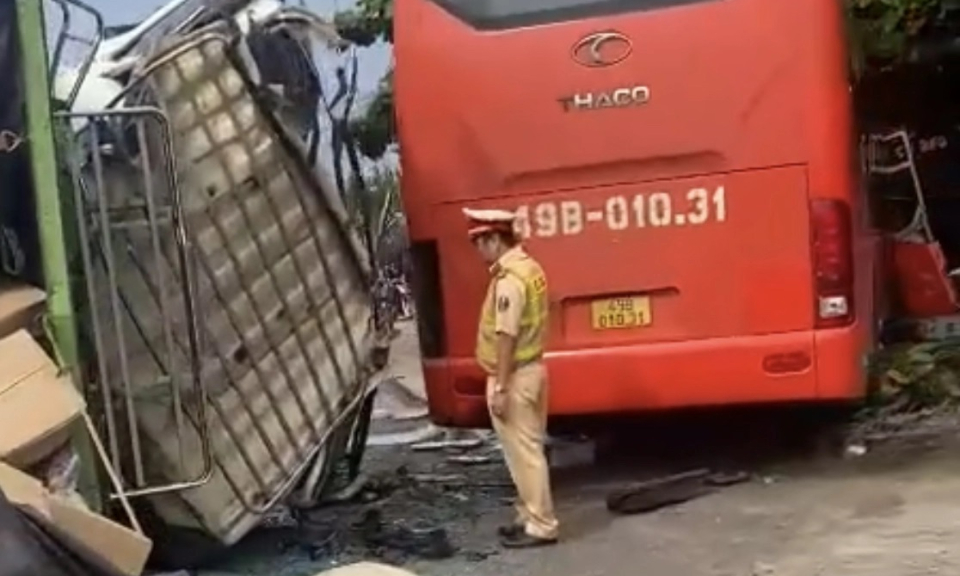 Xe tải lật ngửa, tài xế trọng thương sau va chạm với xe khách trên QL20