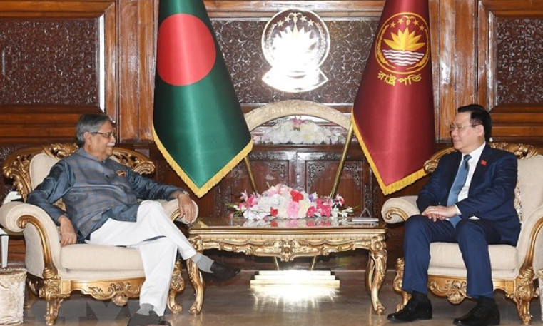 Chủ tịch Quốc hội Vương Đình Huệ hội kiến Tổng thống Bangladesh