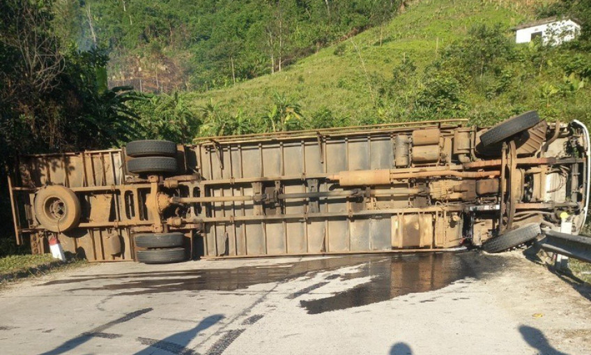 Lật xe tải trên đường Hồ Chí Minh, 1 người chết, 2 bị thương nặng