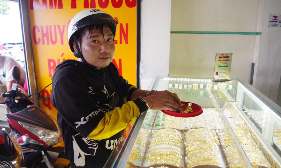 Vào tiệm vàng trộm tài sản nhưng chạy không thoát