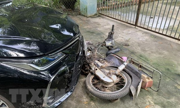 Bình Dương: Nữ tài xế ôtô đâm vào xe máy kéo lê 2km