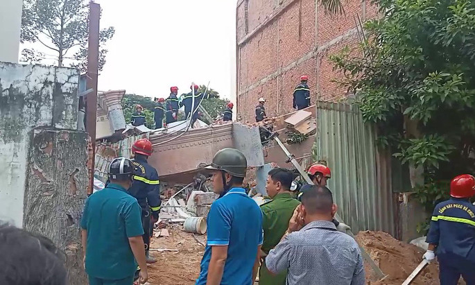 Sập nhà 4 tầng ở quận Bình Thạnh, đã đưa hết người mắc kẹt ra ngoài
