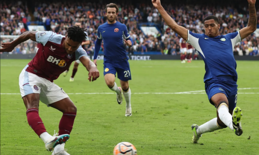 Chelsea thua trong thế thiếu người