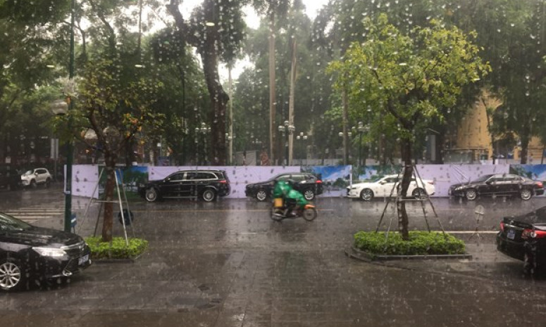 Phía Đông Bắc Bộ có mưa rào và dông vài nơi