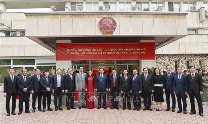 Chủ tịch Quốc hội Vương Đình Huệ gặp mặt một số Đại sứ Việt Nam tại các nước châu Âu