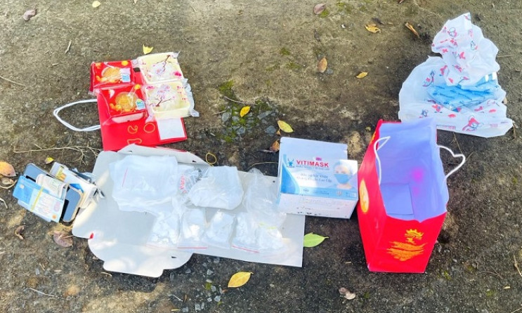 Gần 1 bánh heroin được giấu trong hộp bánh trung thu