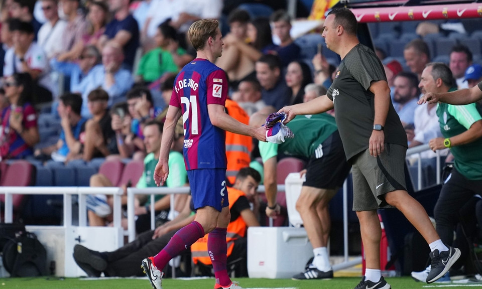 Frenkie de Jong khập khiễng rời sân, Xavi lo lắng