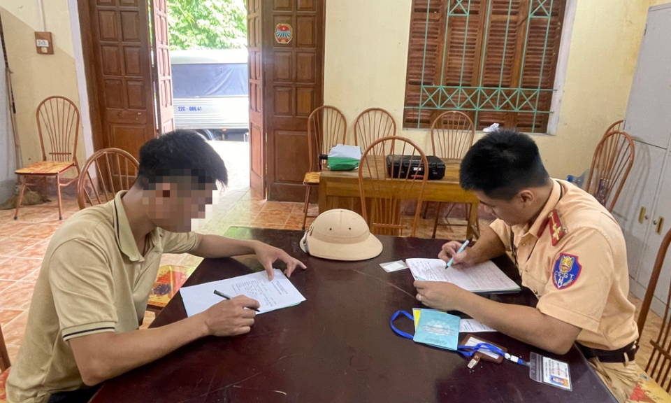 Thầy dạy lái không nhắc học viên nhường đường cho xe ưu tiên