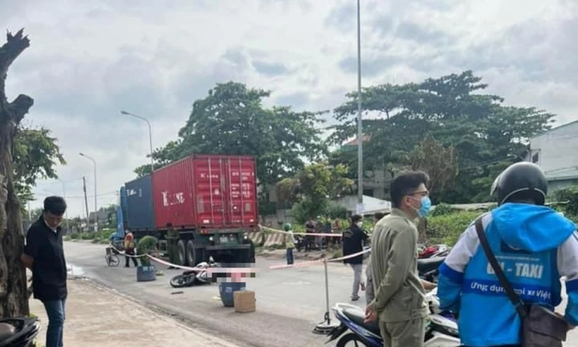 Xe container va chạm xe máy, nữ công nhân tử vong thương tâm