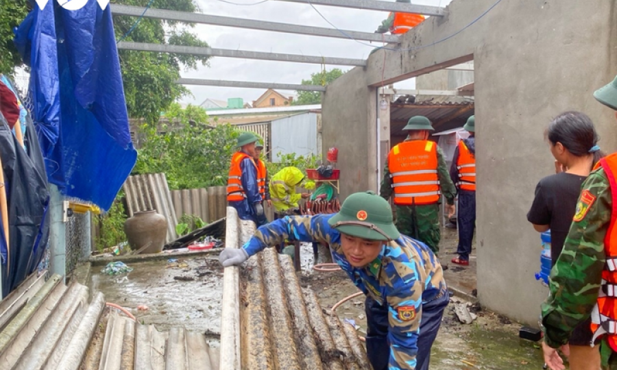 Áp thấp nhiệt đới gây mưa to, dông lốc, làm 1 người thiệt mạng ở miền Trung