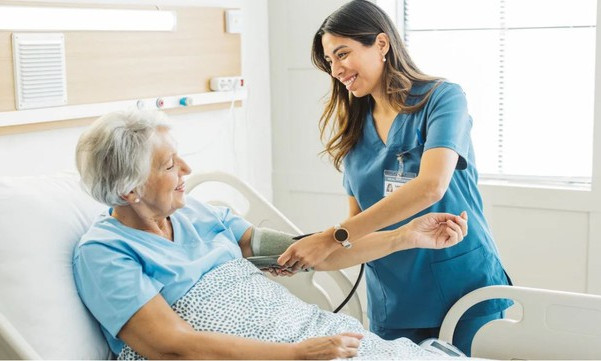 Đo huyết áp khi nằm hay khi ngồi sẽ chính xác hơn?