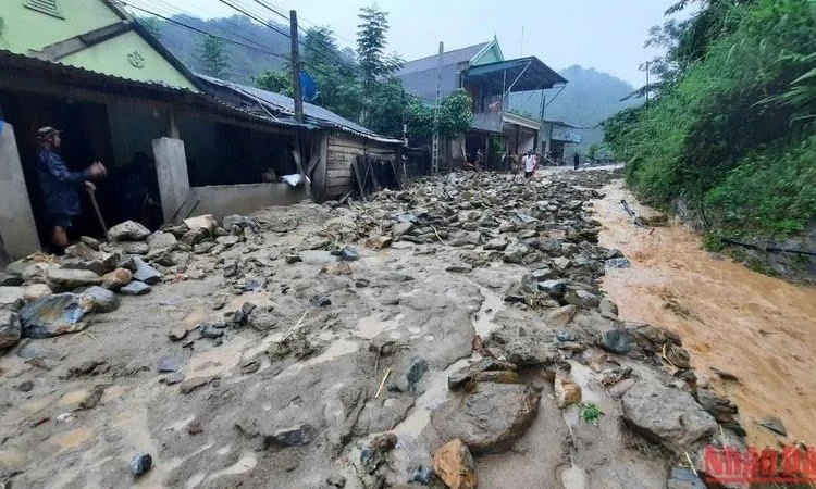 Mưa lớn trên cả nước, vùng núi đề phòng lũ quét, sạt lở