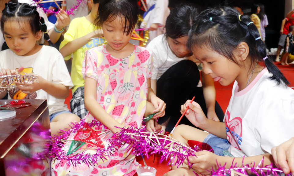 Ấm áp Trung thu sớm cho trẻ nhỏ