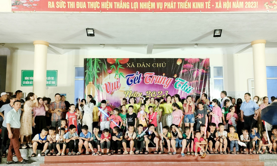 Vui Tết Trung Thu cùng các em thiếu nhi xã Dân Chủ