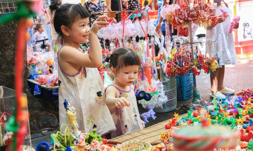 [In Pictures] Mid-autumn Festival's traditional toys "cover" Hang Ma Street