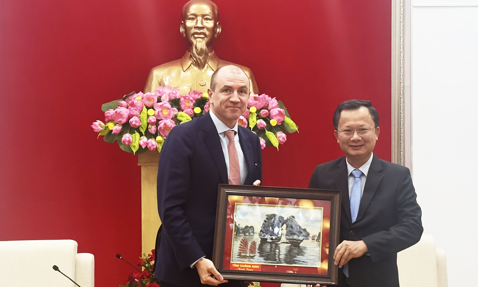 Quyền Chủ tịch UBND tỉnh Cao Tường Huy tiếp nhà đầu tư trong lĩnh vực hàng không