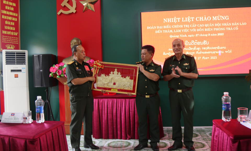 Thứ trưởng Bộ Quốc phòng Quân đội Nhân dân cách mạng Lào làm việc tại Đồn Biên phòng Trà Cổ