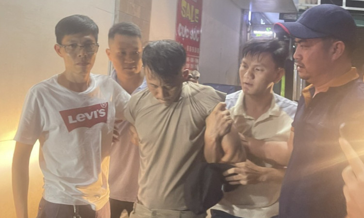 Dùng súng khống chế chủ và nhân viên nhà sách để cướp tài sản