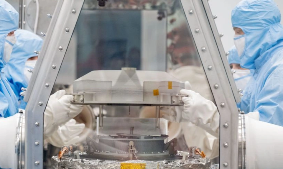 NASA bắt đầu mở viên nang ngoài Trái Đất, nguy cơ vi khuẩn lạ xâm nhập?