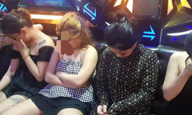 10 cô gái thuê phòng hát karaoke để uống bia và... bày "tiệc ma túy"