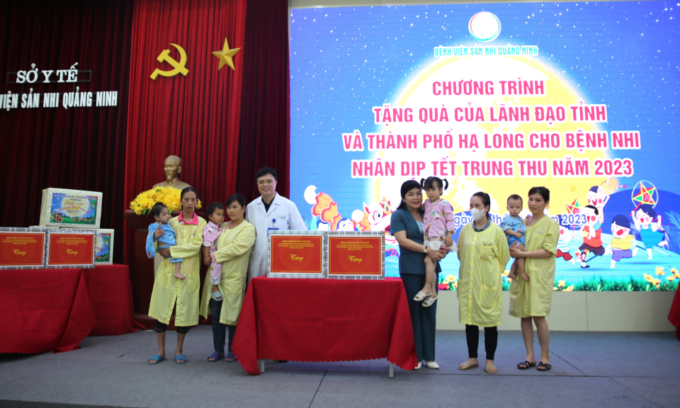 Lãnh đạo tỉnh tặng quà Trung thu cho bệnh nhi 