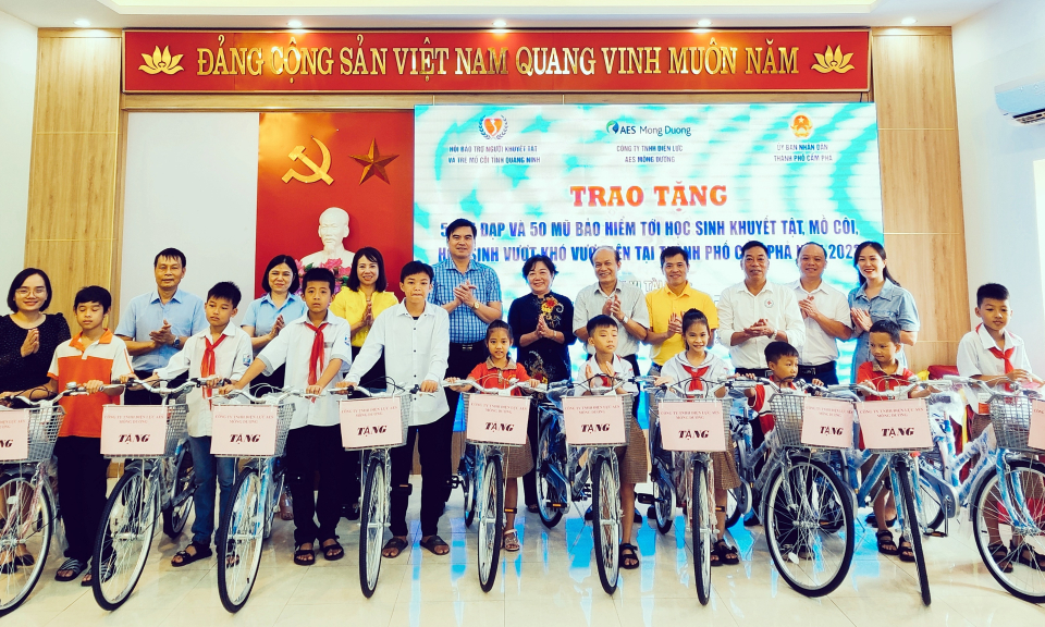 Trao tặng 50 xe đạp cho học sinh khuyết tật, mồ côi ở TP Cẩm Phả