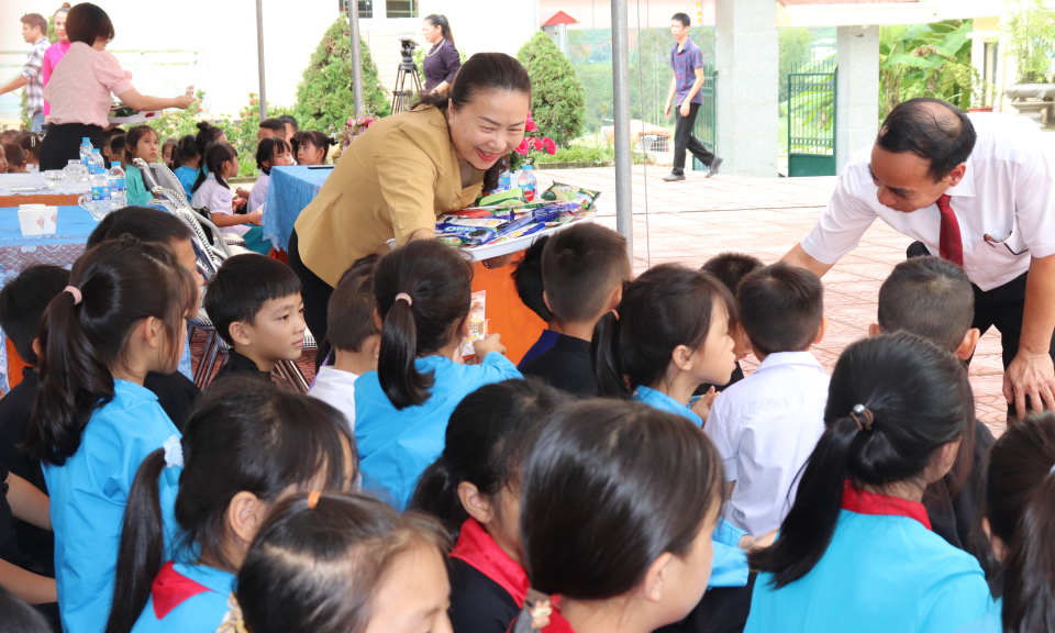 Phó Chủ tịch Thường trực HĐND tỉnh tặng quà Trung thu tại Bình Liêu