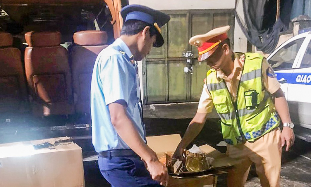 Đội QLTT số 2 phát hiện, tiêu hủy bánh Trung thu nhập lậu