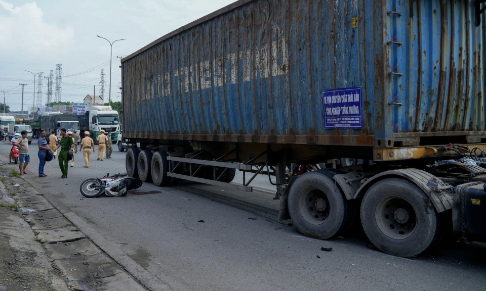Va chạm với xe đầu kéo, công nhân nhà máy thép tử vong tại chỗ