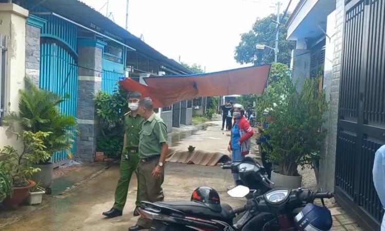 Người đàn ông bán điện thoại chết gục trên xe máy với 2 vết dao đâm