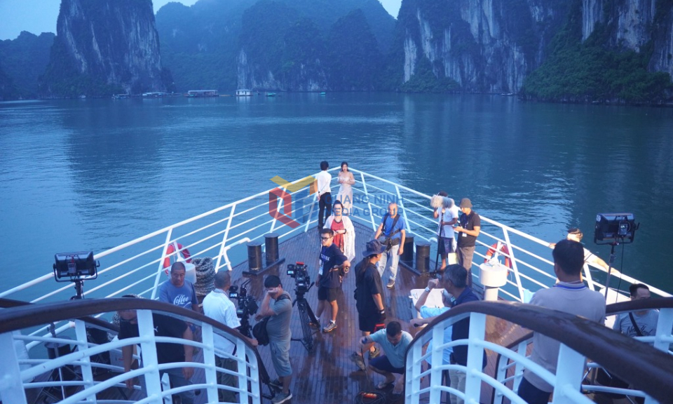 Hạ Long lung linh trong phim "Bình minh đang lên" 
