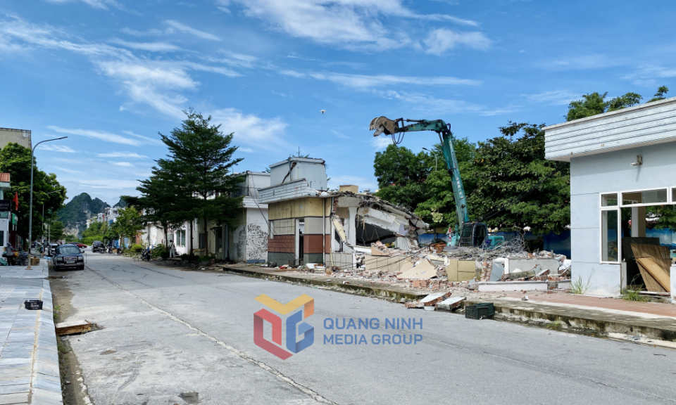 Tháo dỡ công trình vi phạm trên các tuyến mương thuộc phường Hồng Hải (TP Hạ Long)