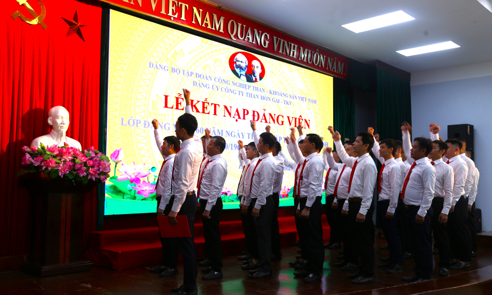 Đảng ủy Công ty Than Hòn Gai kết nạp Đảng cho 30 quần chúng ưu tú