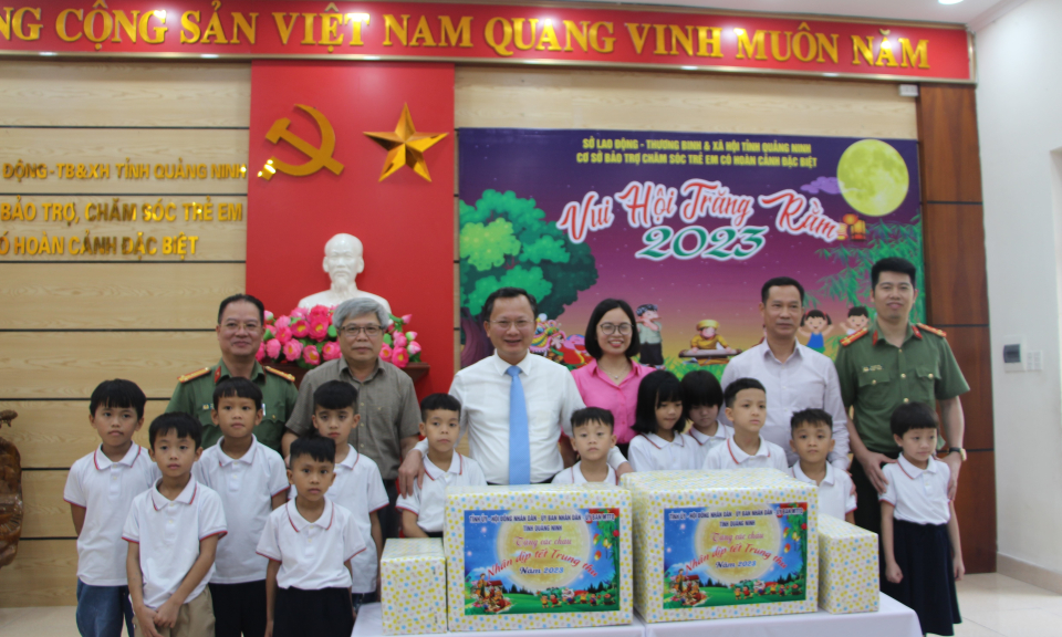 Quyền Chủ tịch UBND tỉnh thăm, tặng quà Trung thu tại Cơ sở bảo trợ chăm sóc trẻ em có hoàn cảnh đặc biệt tỉnh