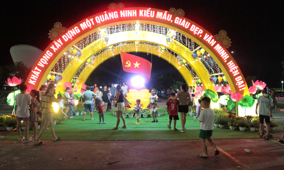 Khai trương cụm mô hình trang trí tuyên truyền kỷ niệm 60 năm thành lập tỉnh