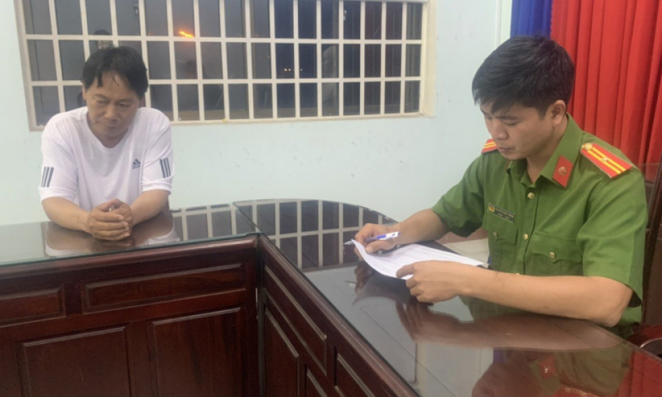 Ghen tuông, sát hại vợ rồi dùng dao tự đâm mình