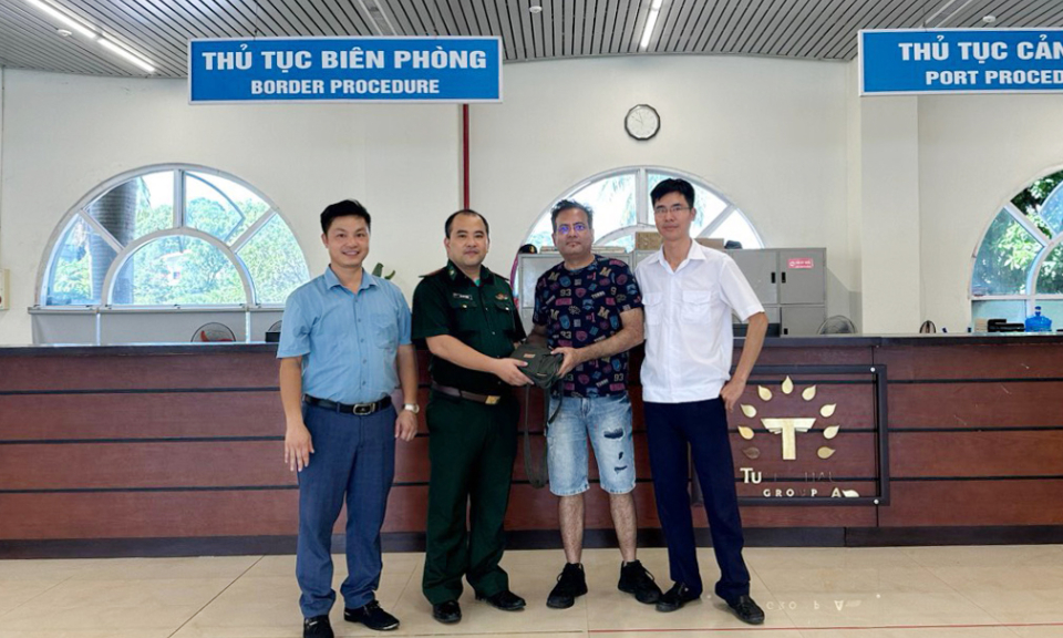 Trạm Kiểm soát biên phòng Tuần Châu trao trả tài sản cho du khách 