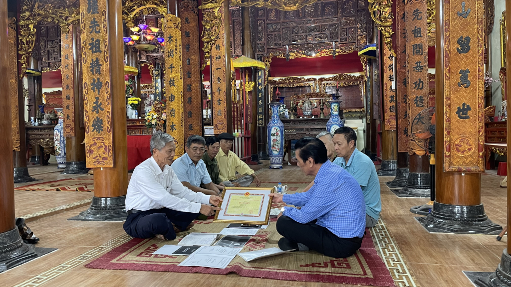 Cán bộ Hội Khuyến học tỉnh (hàng đầu, bên phải) thăm dòng họ Vũ Tam (TX Quảng Yên). Ảnh: Hội Khuyến học tỉnh Quảng Ninh