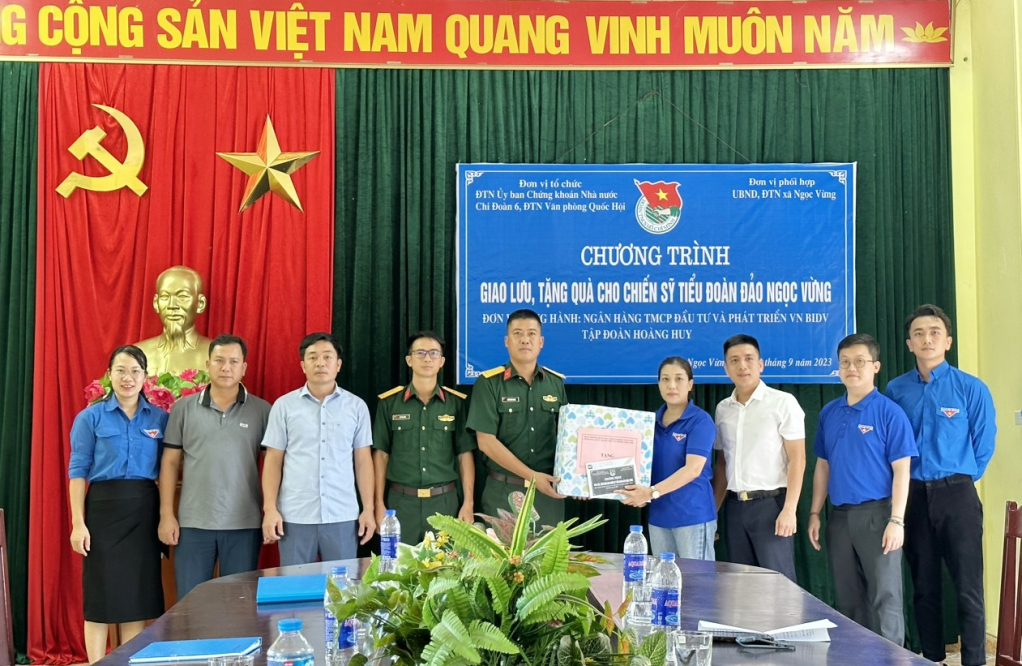 Đại diện Đoàn thanh niên Ủy ban Chứng khoán Nhà nước và Chi đoàn 6, Văn phòng Quốc hội cùng đơn vị, doanh nghiệp tặng quà động viên cán bộ, chiến sĩ tiểu đoàn đảo Ngọc Vừng (xã Ngọc Vừng, huyện Vân Đồn).