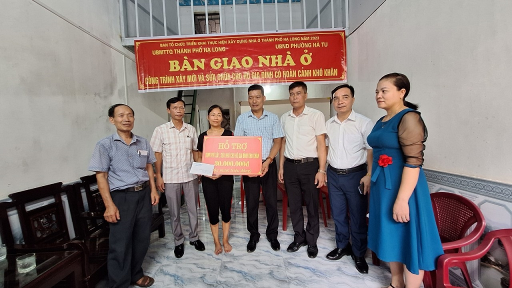 UBMTTQ thành phố hỗ trợ sửa nhà bà Phạm Thị Luyến ở phường Hà Tu.