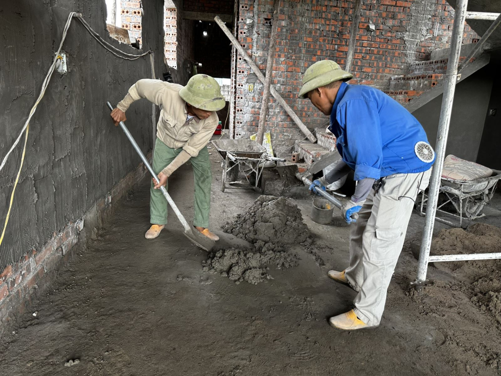 Quá trình xây dựng nhà ở cho 1 hộ khó khăn phường Hà Phong, đảm bảo nền cứng, khung cứng, mái cứng.
