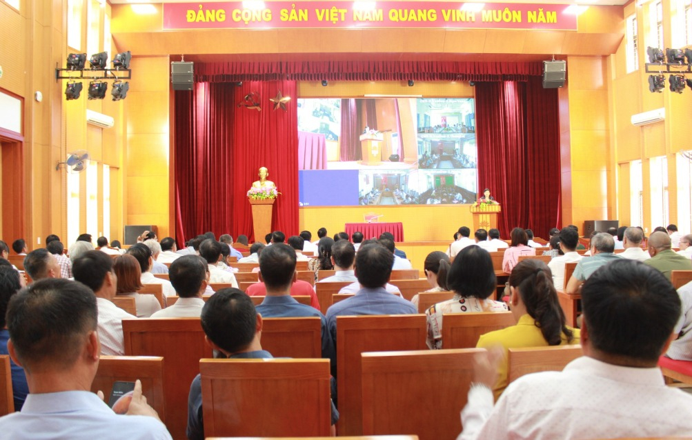 Quang cảnh hội nghị tiếp xúc.