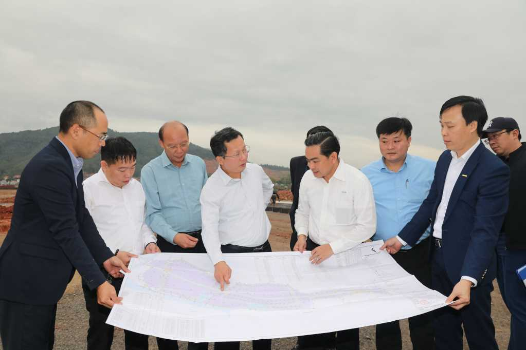 Đồng chí Cao Tường Huy, Quyền Chủ tịch UBND tỉnh, chỉ đạo tháo gỡ khó khăn tại KCN Sông Khoai (TX Quảng Yên), tháng 4/2023. Ảnh: Đỗ Phương