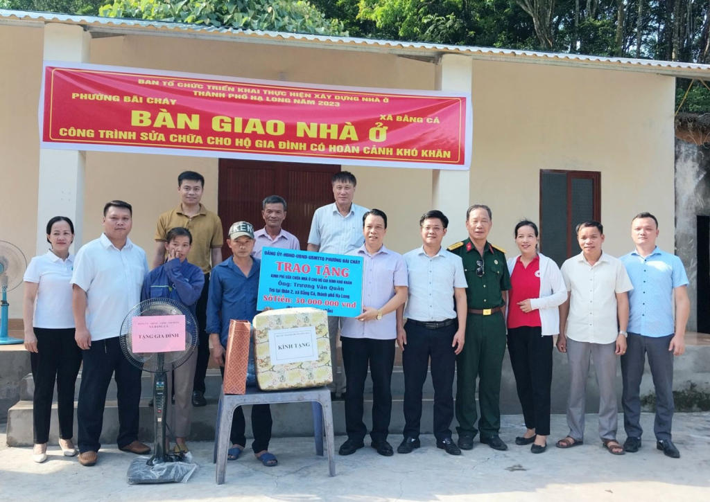 Các đồng chí lãnh đạo phường Bãi Cháy và xã Bằng Cả (TP Hạ Long) bàn giao nhà trong chương trình xóa nhà dột nát cho hộ ông Trương Văn Quân có hoàn cảnh khó khăn trên địa bàn xã. Ảnh đơn vị cung cấp