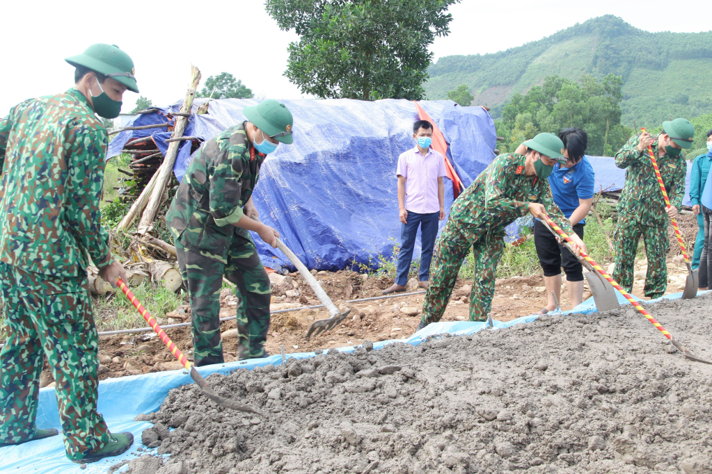 LLVT huyện Đầm Hà chung sức xây dựng nông thôn mới tại bản Tài Lý Sáy, xã Quảng Lâm.
