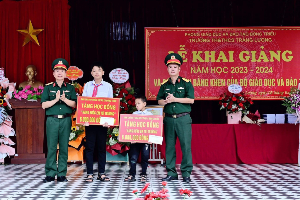 Ban CHQS TX Đông Triều nhận đỡ đầu 5 cháu học sinh nghèo vượt khó cho đến khi 18 tuổi, với số tiền 500.000 đồng/tháng/cháu.